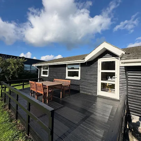 1st Row By The Sea - Holiday home *